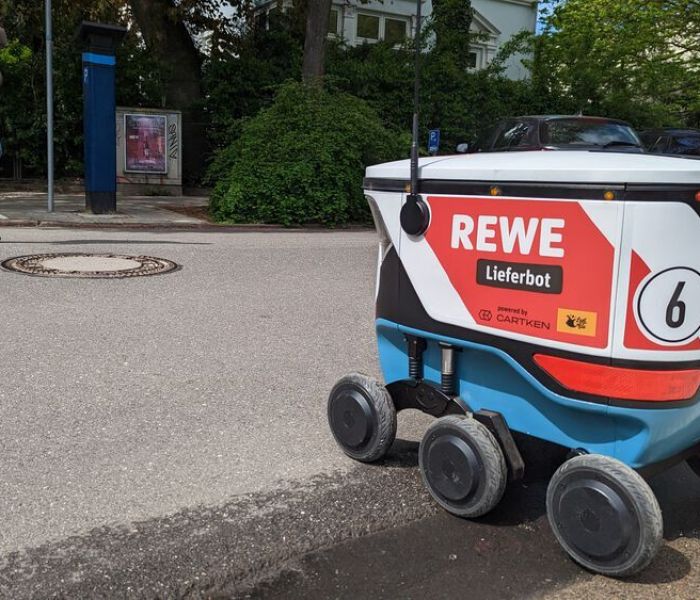 REWE setzt in der Last-Mile-Logistik auf ein Lieferbot, das mithilfe von Künstlicher Intelligenz die bestellten Produkte an die Haustür zustellt. (Foto: REWE.)