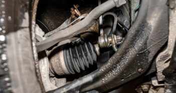 Schlagen links vorne am Auto: Ein häufiges Problem und seine Ursachen (Foto: AdobeStock - Michal 328551717)