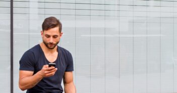 Mann nutzt Twitter unterwegs. (Foto: AdobeStock_67590756 Jürgen Fälchle)