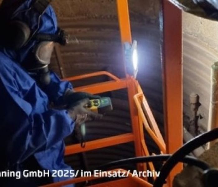 Hochkonzentrierte Mitarbeiter im Einsatz (Foto: Egger PowAir Cleaning GmbH)