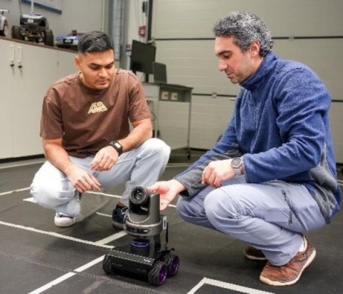 Forschungsteam um Qais Yousef: KI-gestützte Wahrnehmungssoftware (Foto: TU Ilmenau/Eleonora Hamburg)