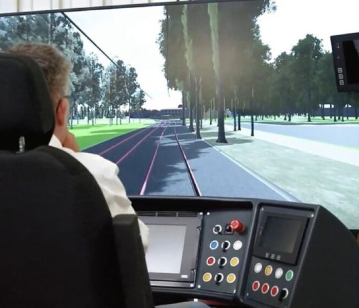 Simulator mit originalgetreuem Fahrerstand (Foto: IABG)