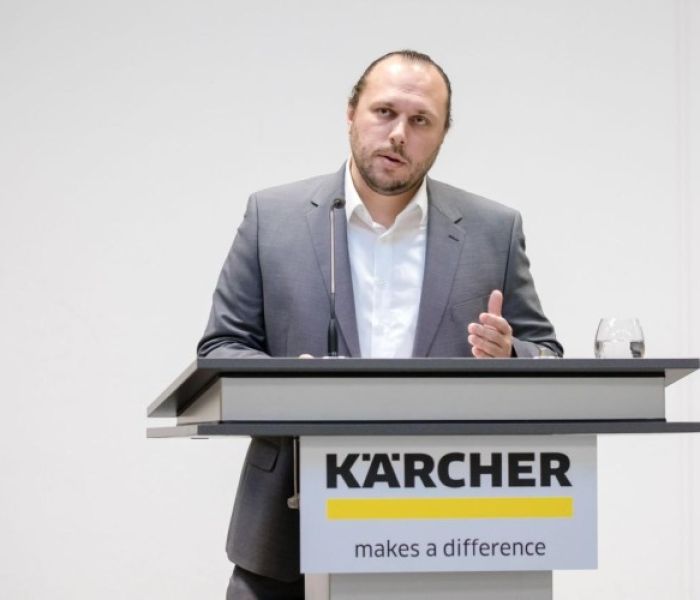 Projektleiter Christian Schindler übergibt Fotobuch (Foto: Benjamin Beytekin)