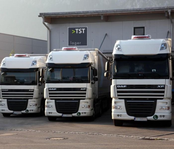 Drei Lkw der TST Logistik GmbH vor dem Firmengelände (Foto: INN-ovativ GmbH & Co KG)