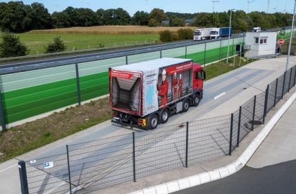 PTB-Zulassung und nationale Bauartfreigabe durch PFREUNDT sichern schnelle Konformitätsbewertungen PFREUNDT eichfähige Achslastwaage kontrolliert automatisiert präzise Achsgruppenlasten während (Foto: PFREUNDT GmbH)