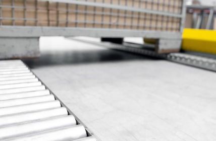 Mehr Effizienz im innerbetrieblichen Materialfluss dank kompakter, wartungsfreier Multi-Transfer-Schienen TORWEGGE zeigt auf FMB 2023 innovative Multi-Transfer-Schienen und (Foto: TORWEGGE)