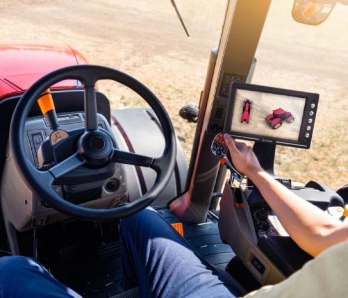 AVS 360° Doublebird FHD auf Traktor (Foto: Copyright (c) 2020 Scharfsinn/Shutterstock. No use without permission.)