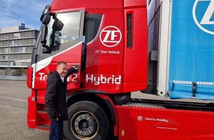 TraXon 2 Hybrid senkt CO2-Emissionen drastisch und spart (Foto: ZF Group)