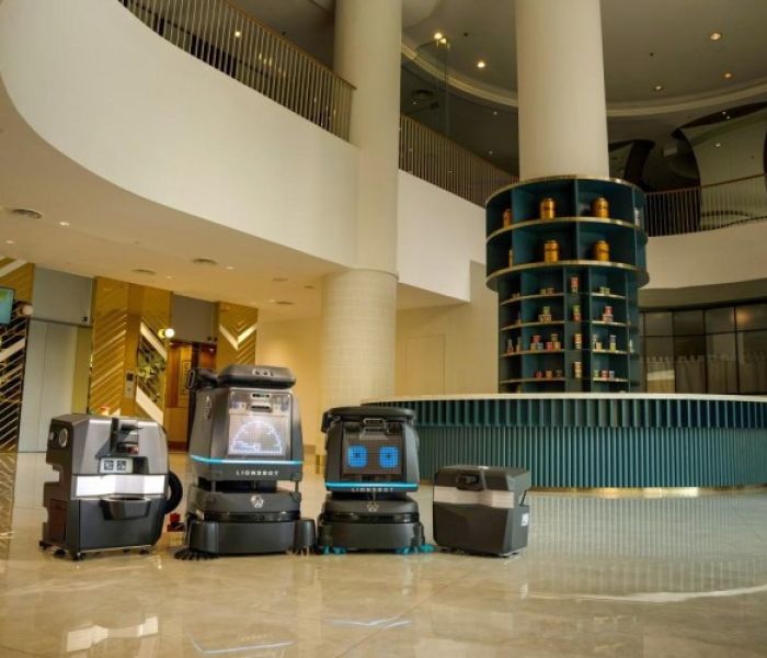 Reinigungsroboter-Familie R3 Vac und der R3 Scrub Pro von LionsBot (Foto: LionsBot)