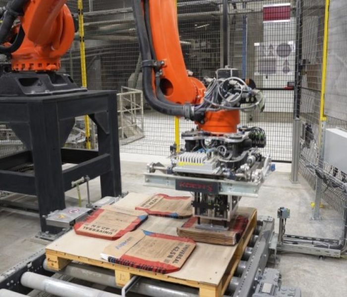 Der von KOCH entwickelte Greifer erfasst präzise (Foto: KOCH Industrieanlagen GmbH)