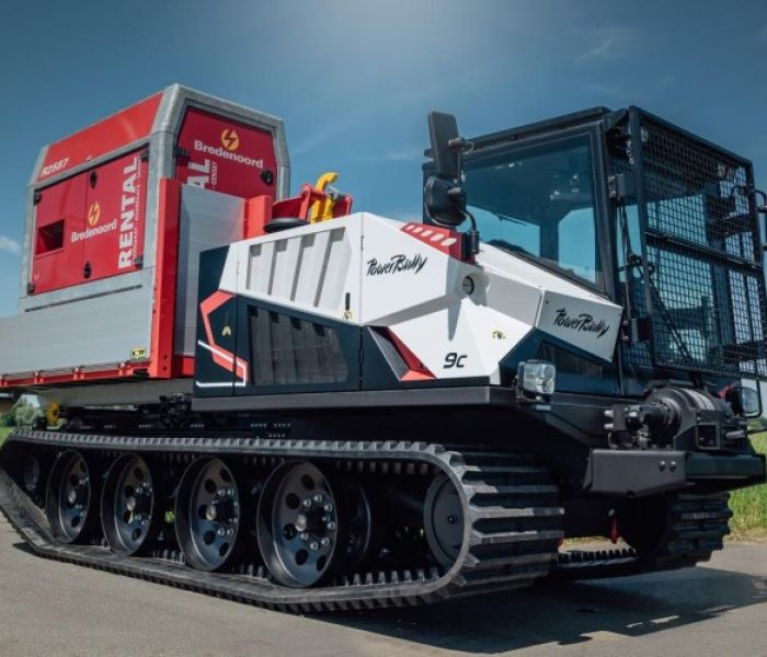 PowerBully 9C con gancio di sollevamento e cassone ribaltabile. (Foto: Kässbohrer Geländefahrzeug AG)