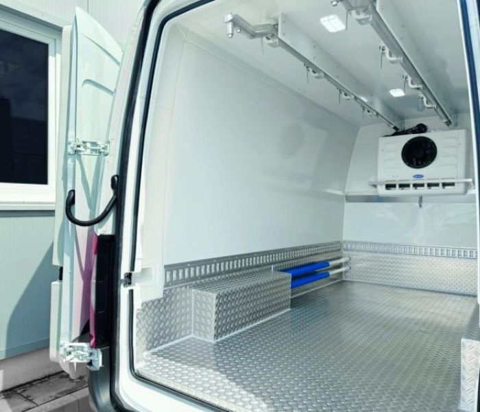 Winter Kühlfahrzeuge Ausstattung Fleischgehänge 2 Rohrbahnen (Foto: Winter Kühlfahrzeuge Ausstattung Fleischgehänge 2 Rohrbahnen (Heckeinblick_links))